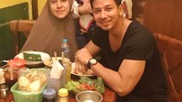 Sonny dan Fairuz juga dekat dengan aktris senior Elma Theana. Xpress meet up, ketemuan nya cuma setengah jam, tulis Sonny pada 20 November tahun lalu. Foto: Instagram sonnyseptian
