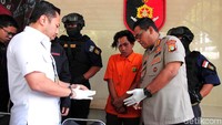 Akibat perbuatannya, tersangka Heri Putra dijerat Pasal 365 KUHP tentang pencurian dengan kekerasan serta Pasal 368 KUHP tentang pengancaman yang ancaman hukumannya 9 tahun penjara.