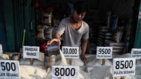 Terkait inflasi bulan Juni, Suhariyanto juga mengatakan kenaikan harga emas perhiasan turut menyumbang inflasi.