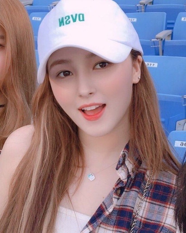 Nama lengkap Nancy adalah Nancy Jewel Mcdonie, ia memiliki wajah cantik belasteran Korea-Amerika. Foto: Instagram @nancy.momoland