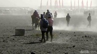 Terjadinya badai pasir, lanjut Kastaman, akibat kemarau panjang dan kencangnya angin yang berhembus. Jadinya material abu vulkanik dan pasir kering berterbangan di kawasan kaldera Bromo, pungkas dia. 