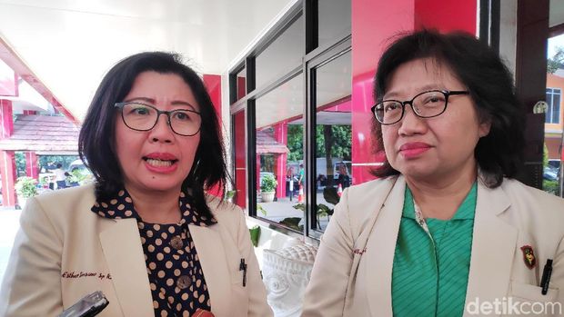 Dokter Spesialis Kejiwaan RS Polri, Henny Riana dan Esther Sinsuw