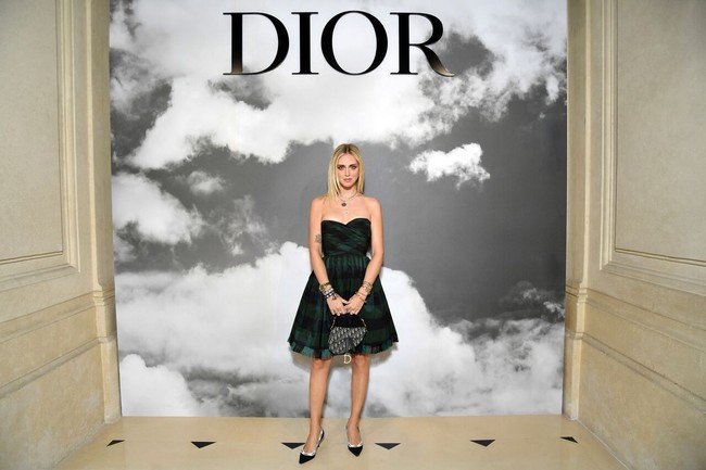 Sosialita dan fashion influencer Italia Chiara Ferragni menunjukkan sisi genitnya dengan gaun bergaya tutu dari Dior. (Foto: dok. Dior)