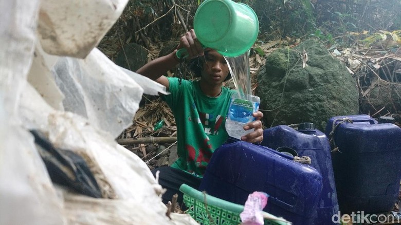 200 KK Terdampak Kekeringan di Cilegon, Bantuan Air Bersih Disalurkan 200 KK Terdampak Kekeringan di Cilegon, Bantuan Air Bersih Disalurkan