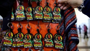 Gantungan kunci bertema gerhana. Foto: Reuters