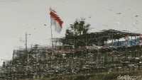 Sampah-sampah juga timbul akibat dangkalnya Sungai Ciliwung.