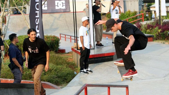 Pemain skateboard dunia asal Amerika Alexis Ramirez menunjukan kebolehannya dalam rangka DC SEA Tour 2019 di BSD Xtreme Park, Serpong, Tangerang, Banten.