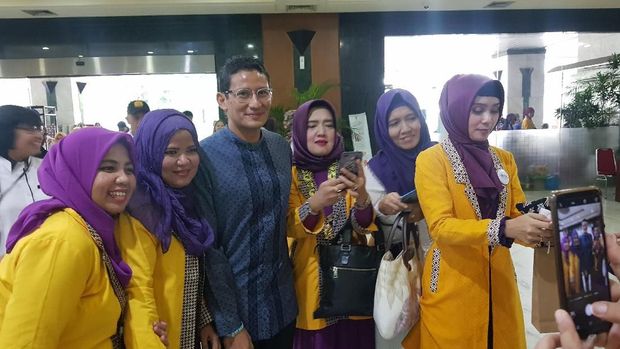 Sandiaga meladeni anggota WPMI yang mengajak foto.