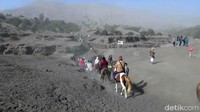 Pengunjung kawasan wisata Gunung Bromo, Desa Ngadisari, Kecamatan Sukapura, Kabupaten Probolinggo, hedaknya mewaspadai badai pasir di sekitar kaldera Gunung Bromo.