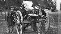 Di tahun 1500-an meriam mulai dibuat dengan ukuran yang lebih panjang dan menjadi salah satu senjata yang digunakan untuk berperang. J. F. Gibson/ Hulton Archive/ Getty Images.