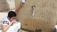 Selain Benghazi, warga di Tripoli, Libya, tak lepas dari kesulitan air. Warga pun membeli air botolan untuk kebutuhan minum. Tak jarang saat uang telah habis warga mengantre untuk mendapatkan air dari badan-badan amal, maupun mencari sumber air lain yang belum pasti bersih dan layak untuk dikonsumsi. Stringer/Reuters.