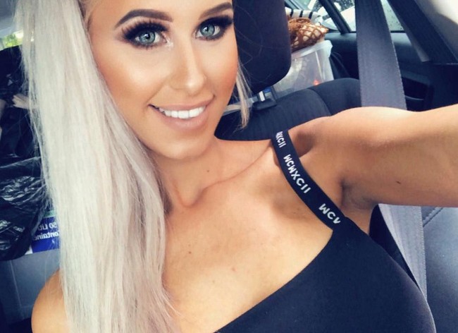 Sayangnya kebahagiaannya tersebut tidak berlangsung lama, malah berakhir petaka. Wanita yang berprofesi sebagai waiter dan selebgram itu mengaku bahwa implan payudaranya telah meracuninya.  Foto: dok. Instagram