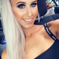 Sayangnya kebahagiaannya tersebut tidak berlangsung lama, malah berakhir petaka. Wanita yang berprofesi sebagai waiter dan selebgram itu mengaku bahwa implan payudaranya telah meracuninya.  Foto: dok. Instagram