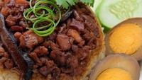 Ada versi nasi tim agak kering dan dilengkapi dengan telur kecap yang kenyal gurih. Makin mantap! Foto : Instagram @sovifooddiary