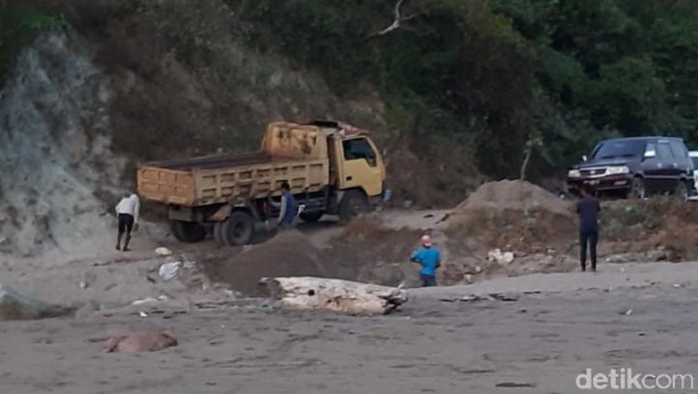 Duh! Tambang Pasir Ilegal Marak di Pantai Dompu NTB Duh! Tambang Pasir Ilegal Marak di Pantai Dompu NTB