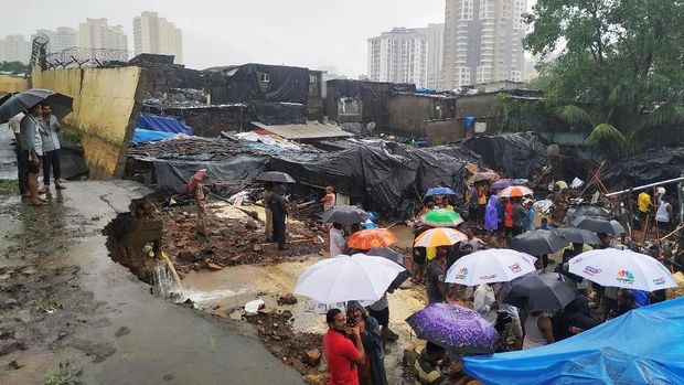 Tembok roboh akibat hujan deras di Mumbai