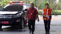 Keduanya menjalani pemeriksaan terkait kasus suap yang melibatkan tersangka Direktur Teknologi dan Produksi Krakatau Steel Wisnu Kuncoro.