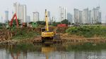 Melihat Aktivitas Warga di Sungai Ciliwung yang Mulai Surut