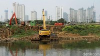 Alat berat disiagakan untuk mengangkut endapan lumpur saat musim kemarau di sekitar Sungai Ciliwung.  