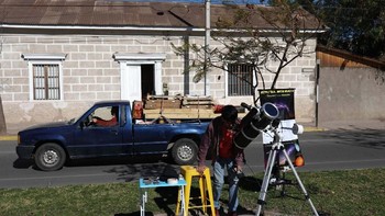 Beberapa warga menyiapkan teleskop di lokasi yang dianggap paling baik. Foto: Reuters