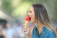 Dijilat atau Digigit? Cara Makan Es Krim Diperdebatkan Netizen