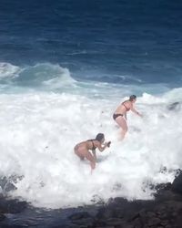 Lagi Asyik Foto, 2 Turis Berbikini Disapu Ombak di Hawaii