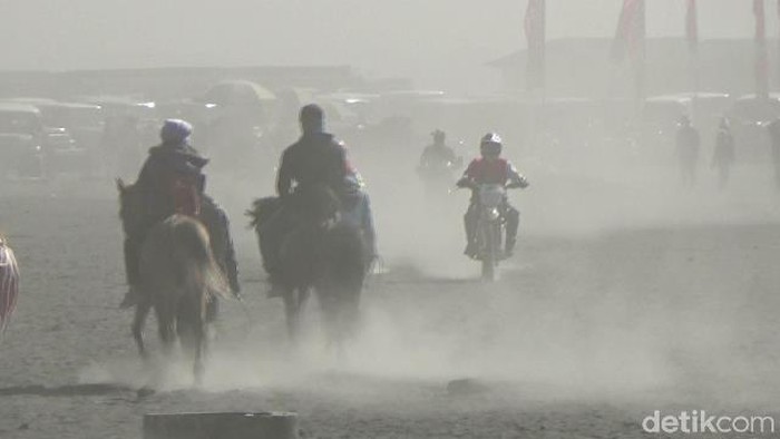Badai kerap terjadi di lautan pasir Gunung Bromo pada siang hari. Maka dari itu, pengunjung diimbau untuk mengenakan masker dan kaca mata.