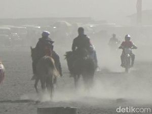 Badai Pasir Kerap Terjadi di Bromo, Wisatawan Diimbau Pakai Masker