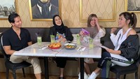 Keduanya juga sering bekerja secara bersama-sama. Contohnya saat menjadi bintang tamu acara Ngopi Dara ini. Foto: Instagram sonnyseptian