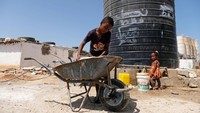 Krisis air bersih melanda sejumlah kawasan di Libya. Hal itu membuat anak-anak ini harus mencari sumber air untuk memenuhi kebutuhan sehari-hari. Esam Omran Al-Fetori/Reuters.