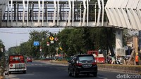 Nantinya penumpang yang akan berganti moda transportasi bisa melewati skybridge ini. 