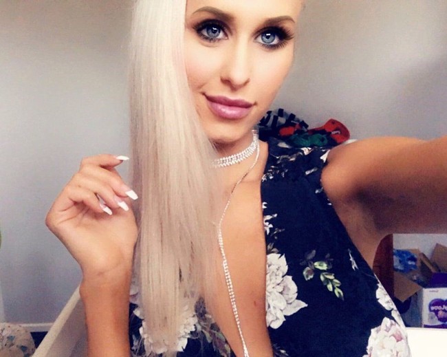 Enam tahun lalu aku pergi ke Brisbane untuk operasi plastik. Setelah memasang implan baru payudaraku telihat sempurna. Kesempurnaan hanyalah ilusi, begitu curhatan Natalie di Instagramnya.  Foto: dok. Instagram @nataliealexander