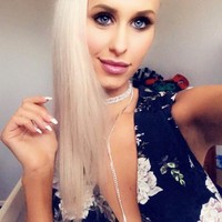 Enam tahun lalu aku pergi ke Brisbane untuk operasi plastik. Setelah memasang implan baru payudaraku telihat sempurna. Kesempurnaan hanyalah ilusi, begitu curhatan Natalie di Instagramnya.  Foto: dok. Instagram @nataliealexander