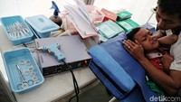 Para orang tua tampak kerepotan menenangkan anaknya yang menangis saat disunat.
