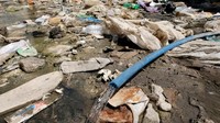 Penampakan selang air yang berada di sekitar tumpukan sampah di kawasan pengungsian Benghazi, Libya. Esam Omran Al-Fetori/Reuters.
