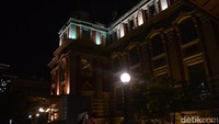 Saat di Osaka, traveler bisa rehat sejenak ke Nakanoshima. Di lokasi ini ada bangunan tua bersejarah, Osaka City Central Public Hall yang mengusung gaya bangunan ala Eropa. (Dana Aditiasari/detikcom)