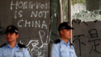 Sejumlah kaca di dinding gedung Parlemen Hong Kong pecah dan aksi vandalisme terlihat di dinding-dinding gedung tersebut. Jorge Silva/Reuters.
