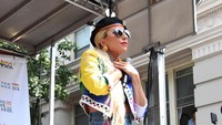 Di sebuah acara ia tampil dengan busana memamerkan perutnya. Foto: Jamie McCarthy/Getty Images for Pride Live