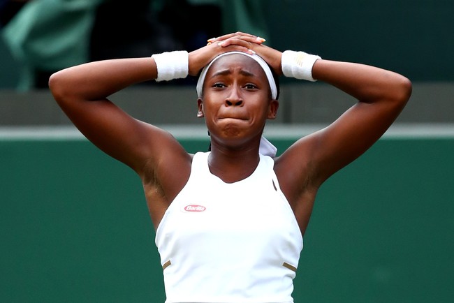 Cori Coco Gauff menang atas Venus William dalam pertandingan Wimbledon terakhir. Hal ini tentu menjadi prestasi besar bagi Coco yang merupakan seorang anak sekolahan berusia 15 tahun. Yang juga menarik, petenis senior yang menjadi lawannya itu adalah idolanya sendiri. Foto: Getty Images