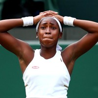 Cori Coco Gauff menang atas Venus William dalam pertandingan Wimbledon terakhir. Hal ini tentu menjadi prestasi besar bagi Coco yang merupakan seorang anak sekolahan berusia 15 tahun. Yang juga menarik, petenis senior yang menjadi lawannya itu adalah idolanya sendiri. Foto: Getty Images