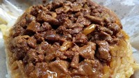Daging ayam berbumbu kecapnya dicincang kasar sehingga terasa gurih manis saat dimakan. Mau cicip? Foto : Instagram @lucktygs