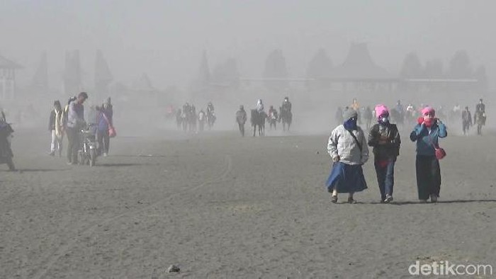 Badai kerap terjadi di lautan pasir Gunung Bromo pada siang hari. Maka dari itu, pengunjung diimbau untuk mengenakan masker dan kaca mata.