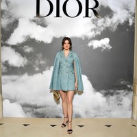 Aktris Shailene Woodley memesona dengan gaun biru bergaya blazer yang dihiasi cape. Sandal heels hitam bergaya minimalis menjadi andalan untuk menopang kakinya. (Foto: dok. Dior)