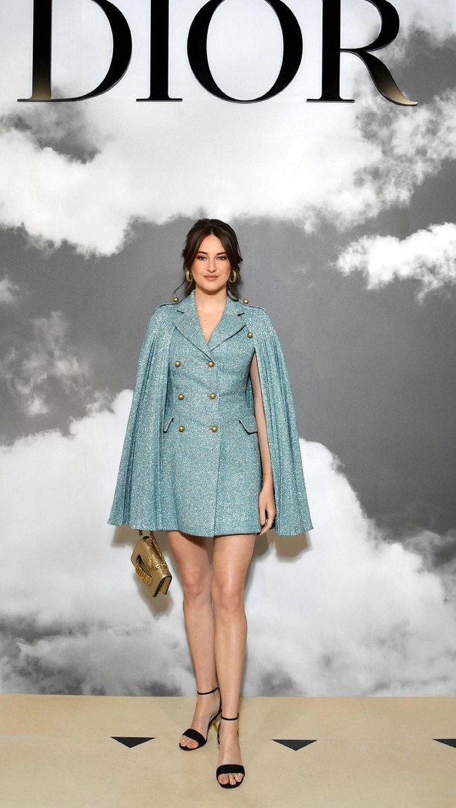 Aktris Shailene Woodley memesona dengan gaun biru bergaya blazer yang dihiasi cape. Sandal heels hitam bergaya minimalis menjadi andalan untuk menopang kakinya. (Foto: dok. Dior)