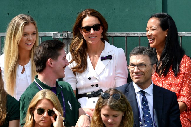 Kacamata hitam Ray Ban jadi pilihan Kate Middleton untuk melindungi matanya dari terik sinar matahari. (Foto: Mike Hewitt/Getty Images)