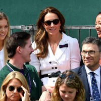 Kate juga memakai kacamata hitam keluaran Ray-Ban.  Ray-Ban Wayfarer II round-frame tortoiseshell style dijual seharga US$ 205 atau Rp 3,4 juta.  Foto: Mike Hewitt/Getty Images