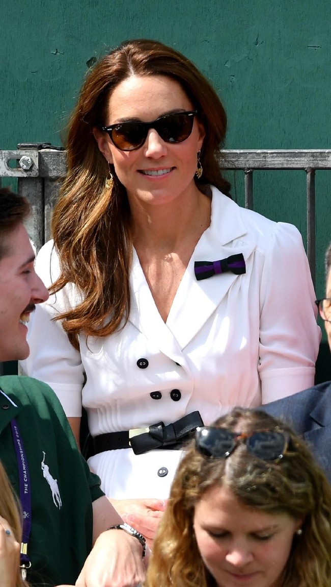 Kate juga memakai kacamata hitam keluaran Ray-Ban.  Ray-Ban Wayfarer II round-frame tortoiseshell style dijual seharga US$ 205 atau Rp 3,4 juta.  Foto: Mike Hewitt/Getty Images