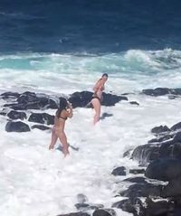 Lagi Asyik Foto, 2 Turis Berbikini Disapu Ombak di Hawaii