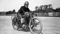 Foto ini diambil pada bulan May 1923 saat F Dixon mengendarai motor Harley-Davidson di trek balap Brookland, Weybridge, Surrey. Topical Press Agency/Getty Images.