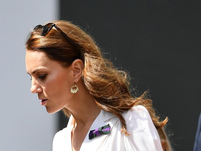 Di jajaran aksesori, ia menyempurnakan gayanya dengan anting emas bermotif daun dari Catherine Zoraida. Anting tersebut berharga Rp 14 juta.  (Foto: Mike Hewitt/Getty Images)